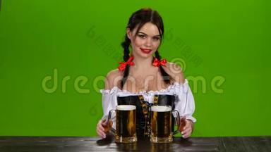身着巴伐利亚服装的女士提供<strong>两杯啤酒</strong>。 绿色屏幕